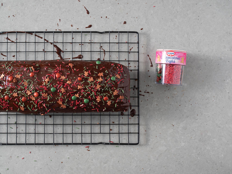 Udekorowany cukrową posypką i polewą, piernik czekoladowy.