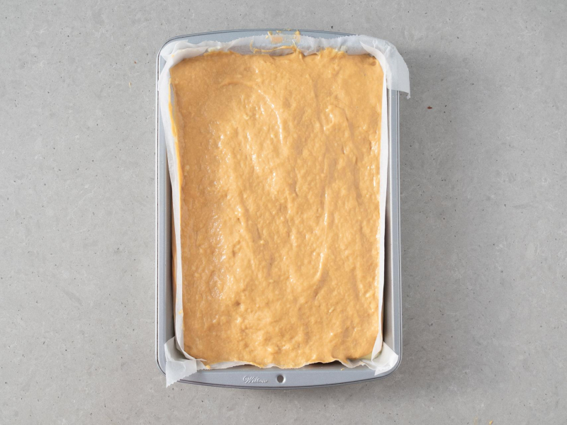 Masa budyniowo-kajmakowa rozłożona na cieście.