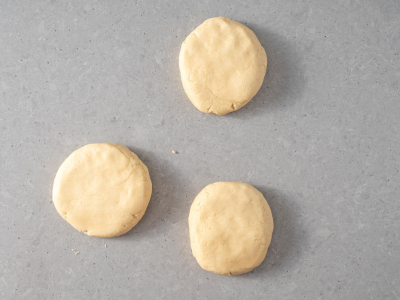 Trzy kulki ciasta na miodownik.