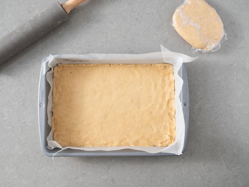 Rozwałkowywanie pierwszego blatu ciasta na miodownik.