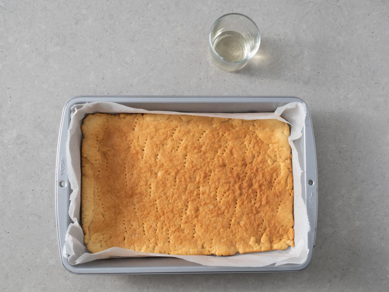 Blat miodownika, a obok w szklance wódka orzechowa.