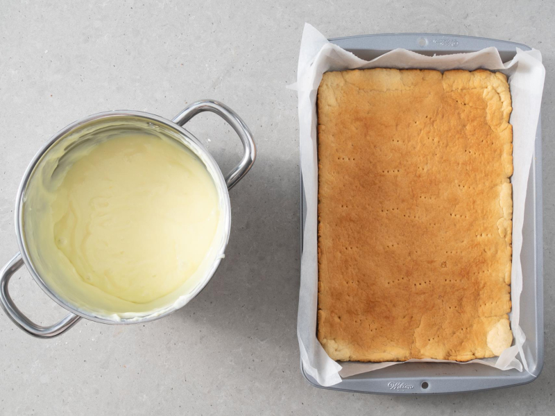 W garnku ugotowana masa budyniowa.