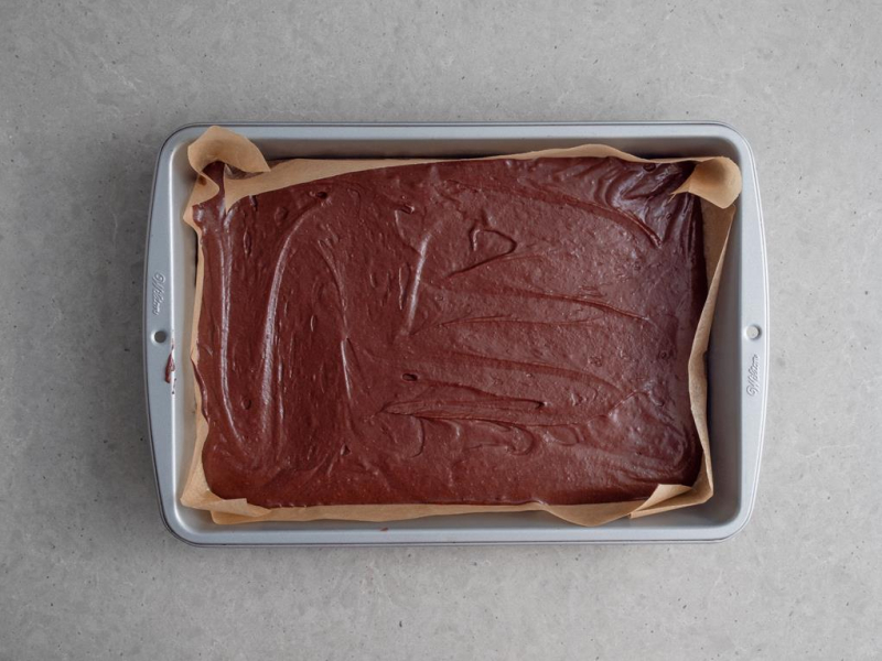 w foremce nieupieczone szybkie ciasto czekoladowe