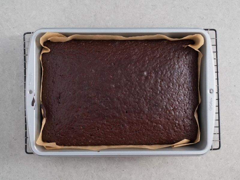 w formie do pieczenia upieczone ciasto czekoladowe