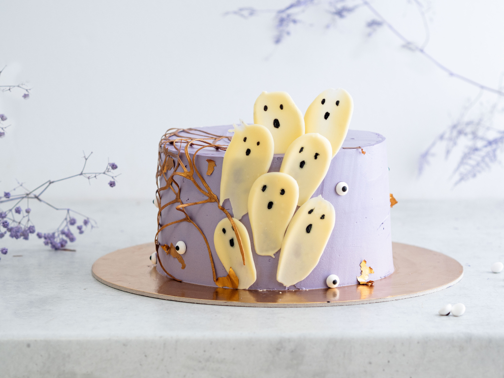 tort na Halloween ze złotą pajęczyną i duszkami z białej czekolady