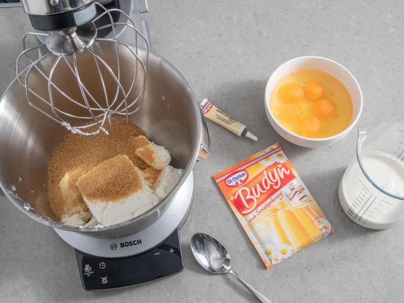 w misie robota kuchennego Bosch twaróg z brązowym cukrem, obok pasta z wanilii Dr. Oetker i budyń śmietankowy