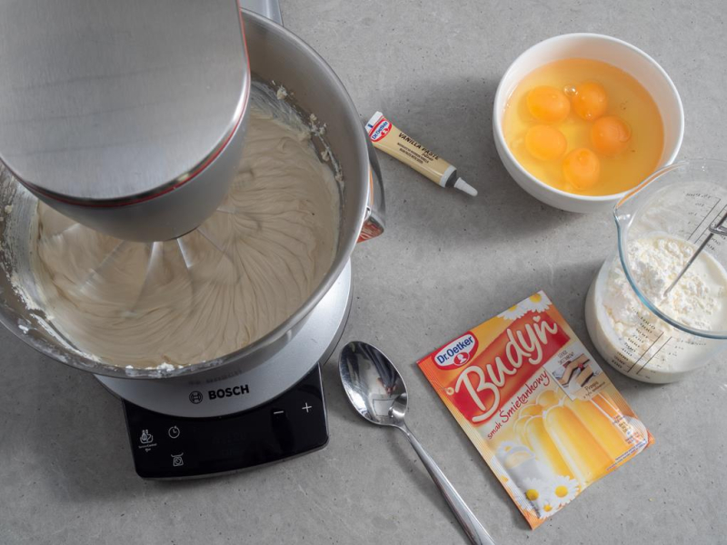 w misie robota Bosch masa serowa obok w miseczce jajka i budyń śmietankowy Dr.Oetker