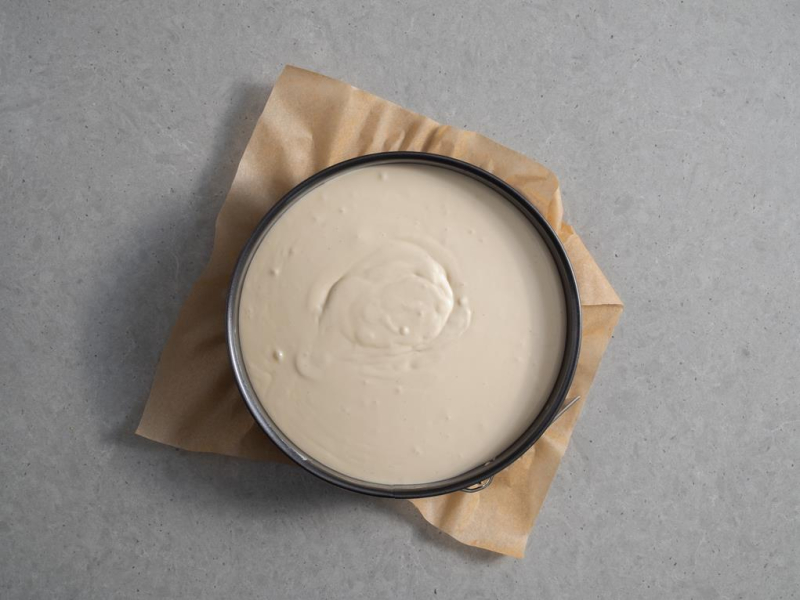 nieupieczony sernik w tortownicy