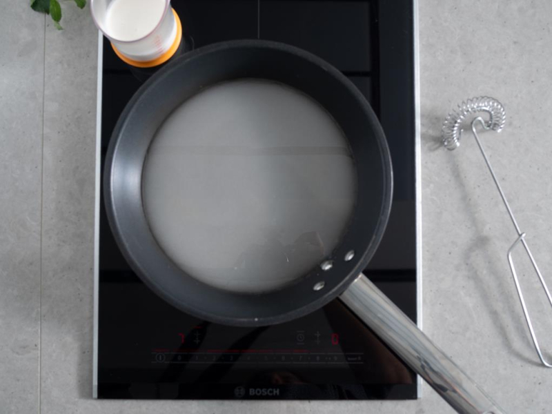 na patelni woda z cukrem