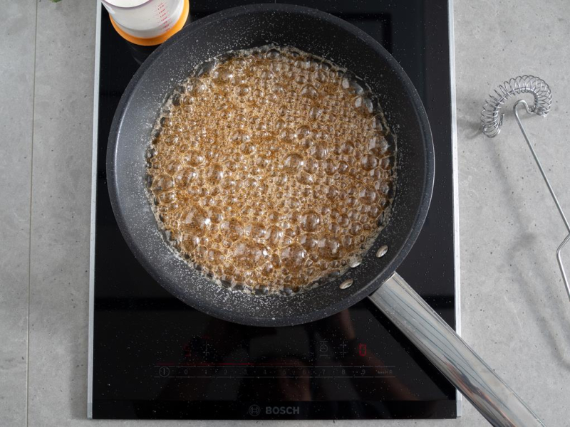 na patelni gotujący się karmel