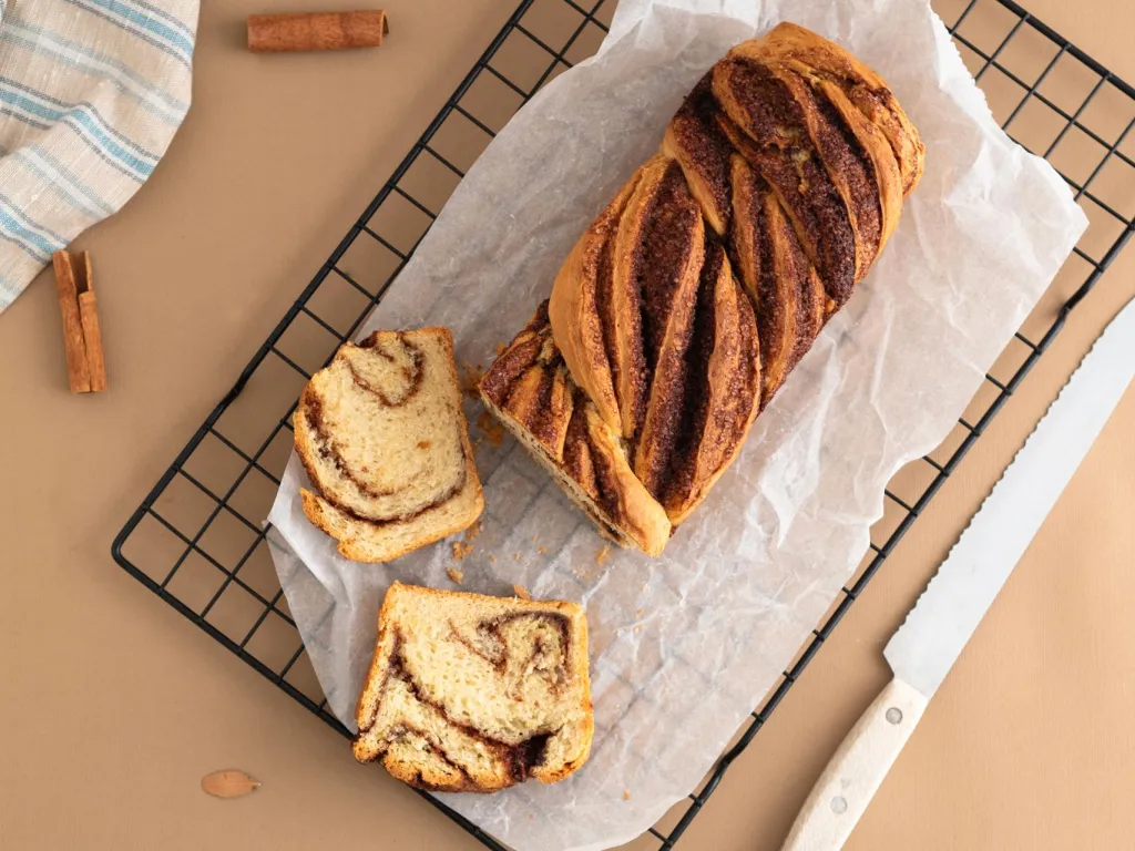 Wegański chlebek cynamonowy przekrojony od góry - Wszystkiego Słodkiego