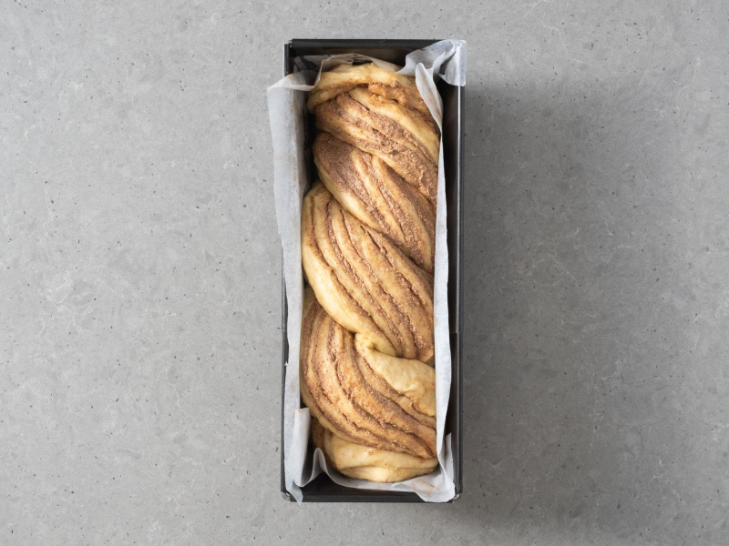 Ciasto cynamonowe w keksówce.