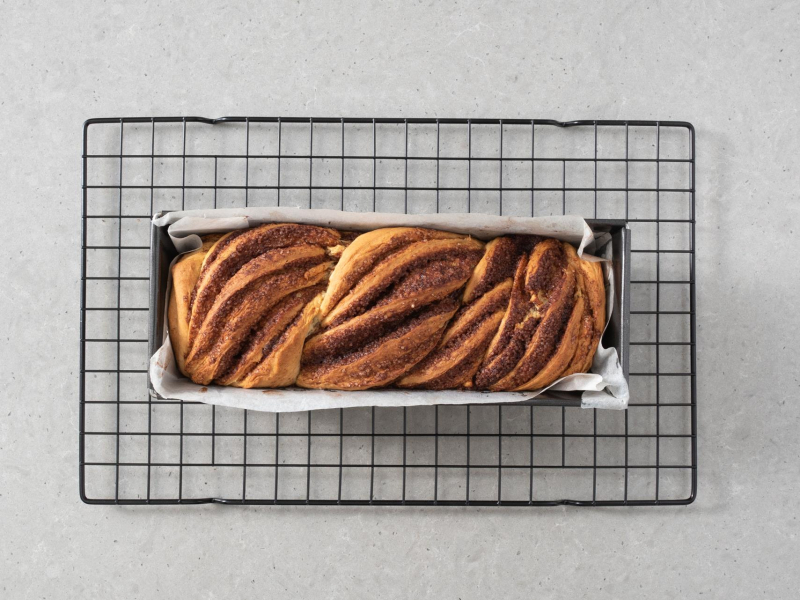 Upieczony chlebek cynamonowy w keksówce.