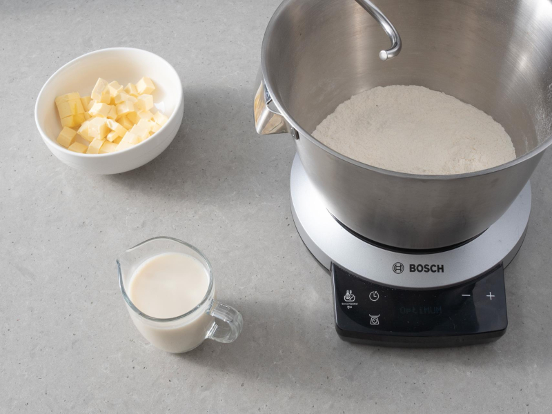 Robot kuchenny firmy Bosch. Obok w miseczce miękka margaryna i napój migdałowy.