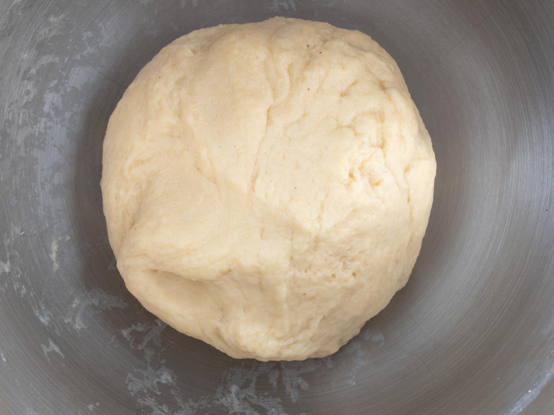 Zagniecione ciasto drożdżowe.