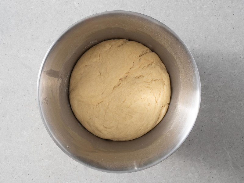 Wyrośnięte ciasto drożdżowe w misie.