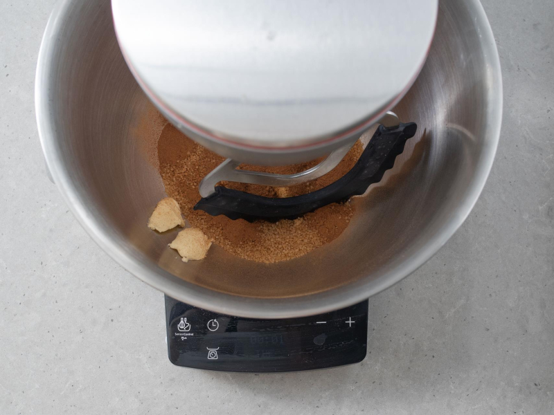 W misie cukier trzcinowy, cynamon i masło.