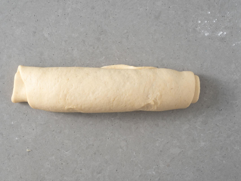 Zrolowane ciasto drożdżowe.