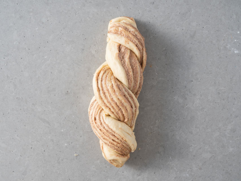 Zapleciony warkocz cynamonowy.