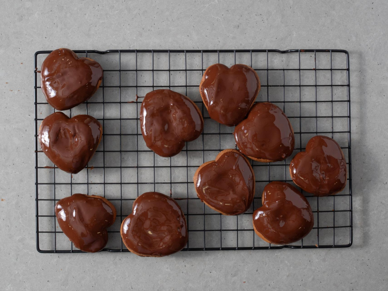 Pierniczki polane rozpuszczoną czekoladą.