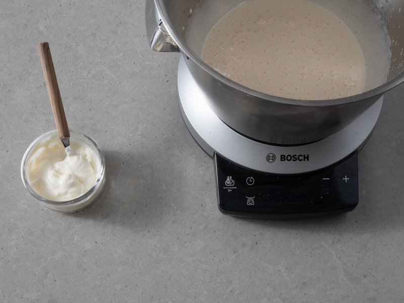 W miseczce śmietana wymieszana z sodą. W misie ubite jajka z cukrem.