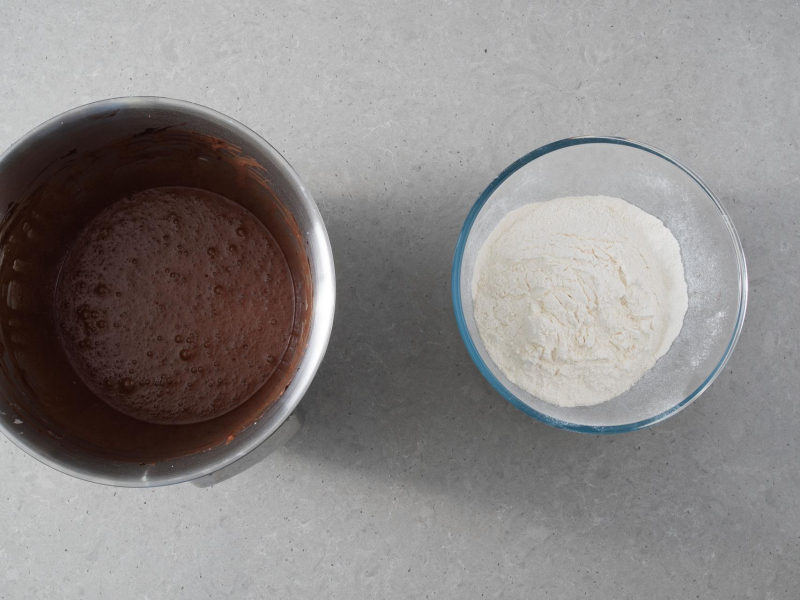 W misie mokre składniki do pierniczków. Obok suche skład