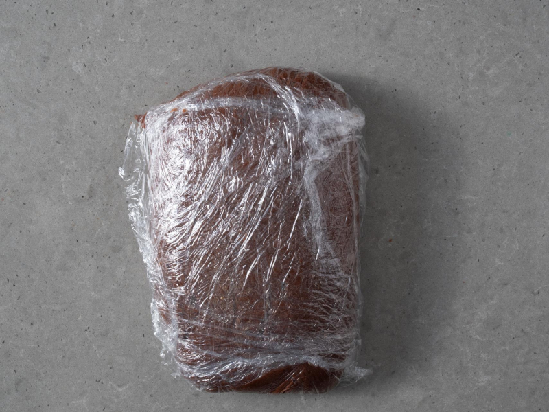 Zawinięte ciasto na pierniczki w folię spożywczą.