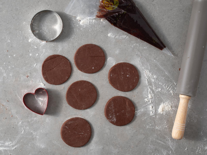 Rozwałkowane ciasto na pierniczki alpejskie.