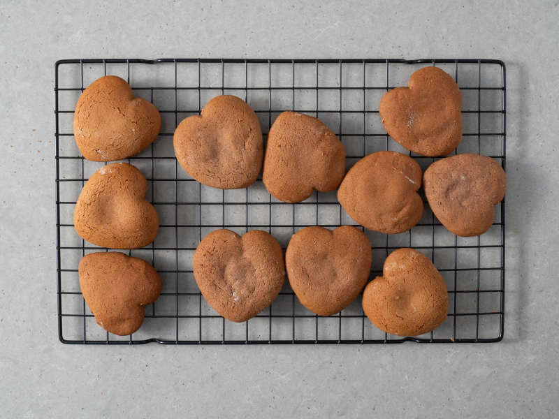 Upieczone pierniczki alpejskie na blacie kuchennym.