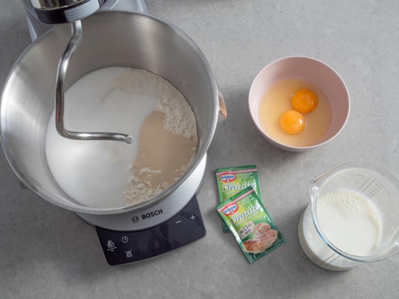 w misie suche składniki na ciasto drożdżowe obok drożdże suszone instant Dr. Oetkera, mleko i jaja