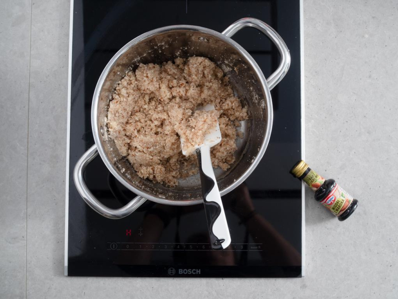 w garnku masa z białego maku