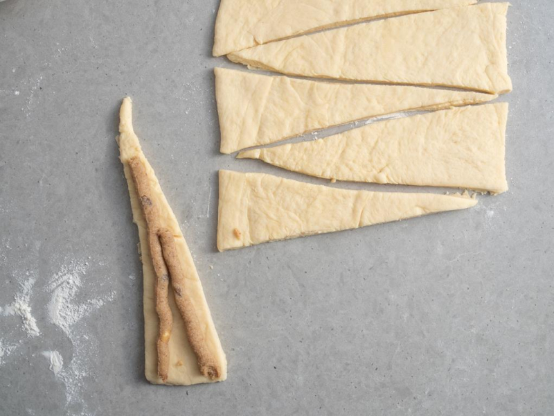trójkąty z ciasta drożdżowego na rogale