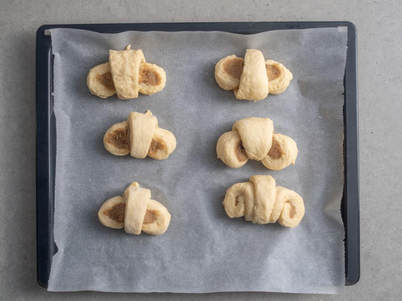 rogale marcińskie na blaszce wyłożonej papierem