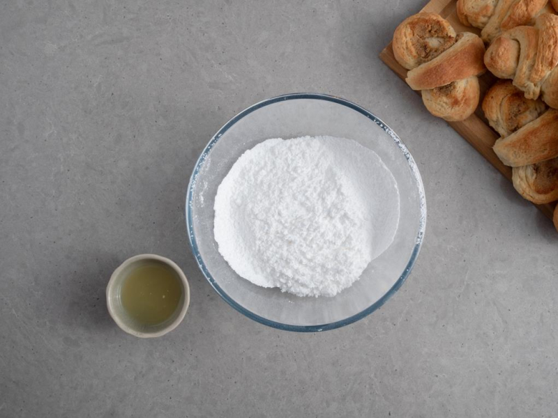 w miseczce przesiany lukier