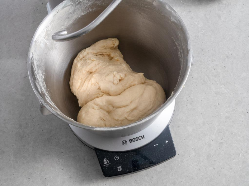 zagniecione ciasto drożdżowe w misie robota Bosch