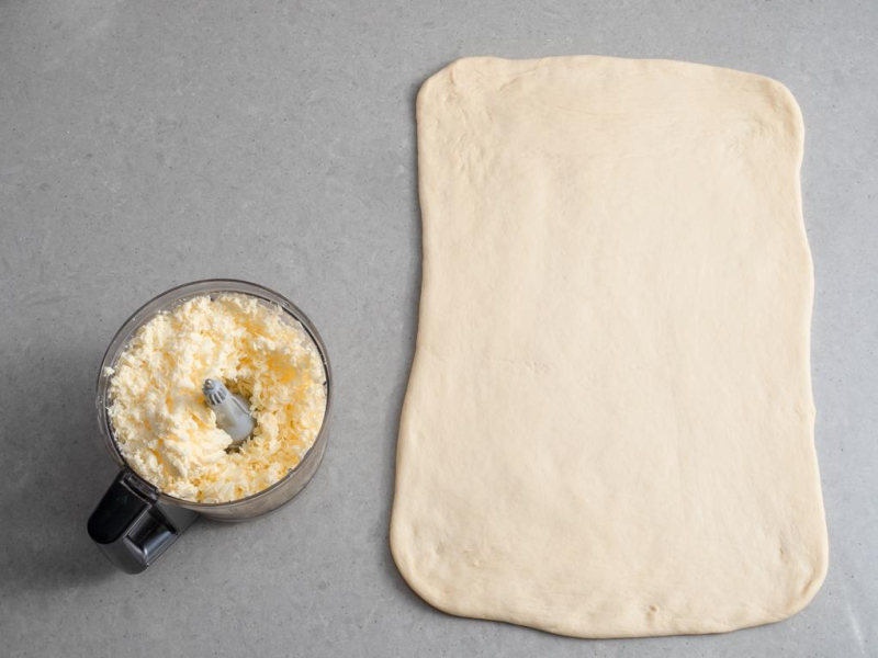 rozwałkowany prostokąt ciasta drożdżowego