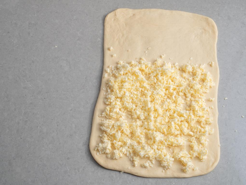 rozwałkowane ciasto z masłem na rogale marcińskie