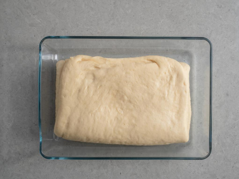 złożone ciasto półfrancuskie w naczyniu szklanym