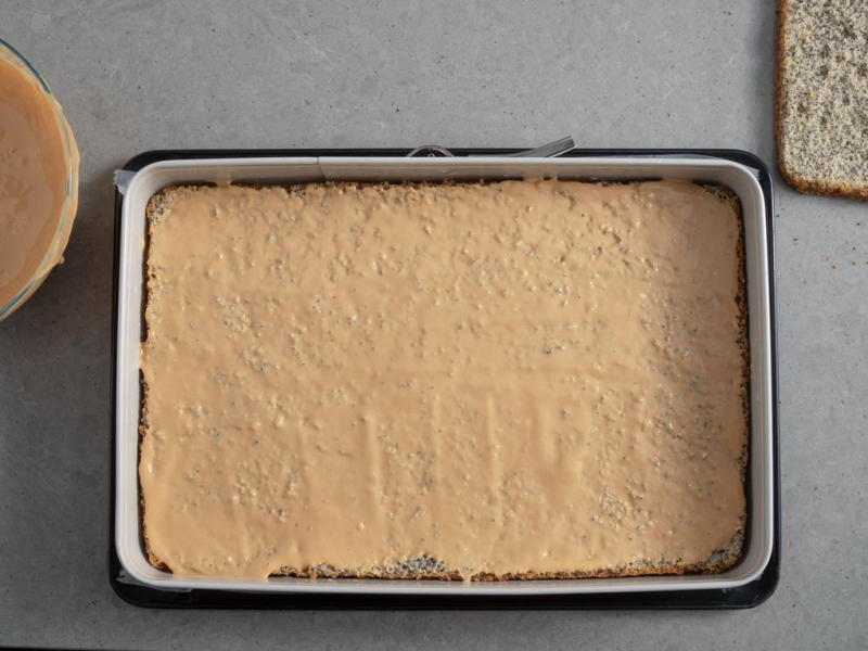 posmarowany biszkopt masą kajmakową z serkiem