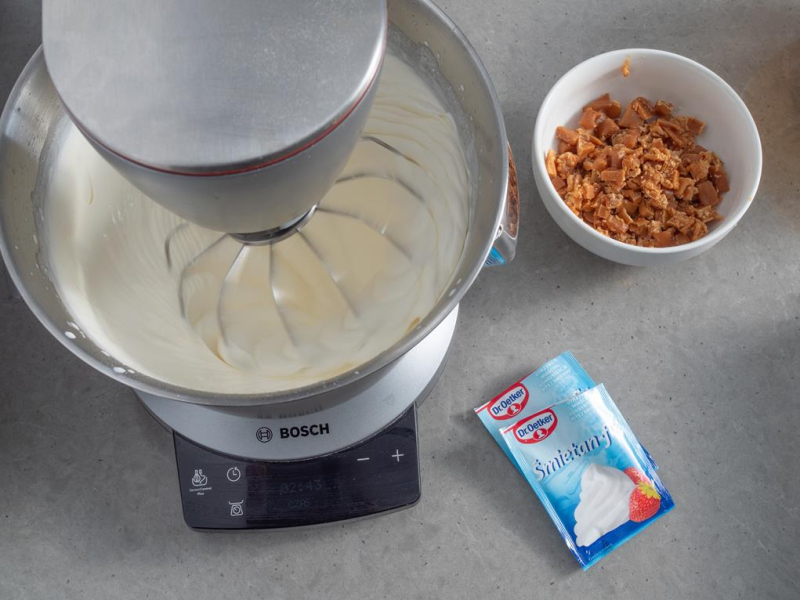 w robocie kuchennym bosch ubijana śmietanka obok śmietan fixy dr.Oetkera i pokrojone krówki