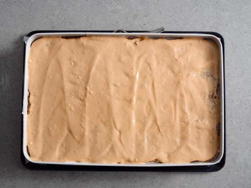duża forma ciasta posmarowana masą kajmakową