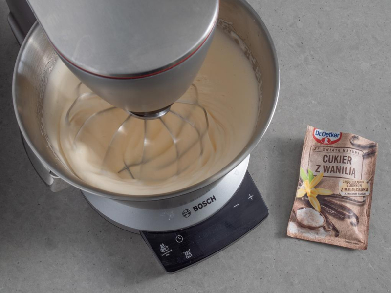 w misie miksera ubijana masa jajeczna, cukier z wanilią dr. oetkera