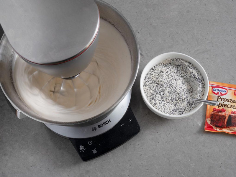 w robocie kuchennym bosch ubijana masa jajeczna, w miseczce mąka, mąka z makiem i proszek do pieczenia