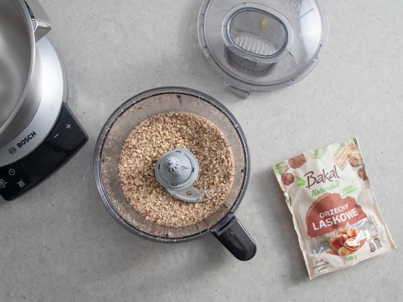 w malakserze posiekane orzechy laskowe bakal