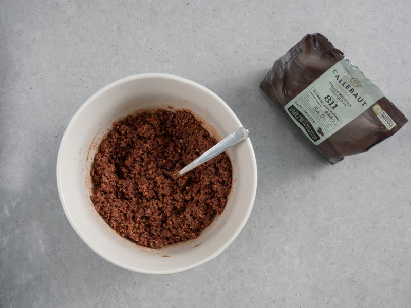 w misce kruszonka z czekoladą Callebaut