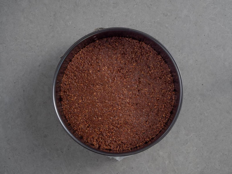 w tortownicy wyłożony spód do sernika cynamonowego