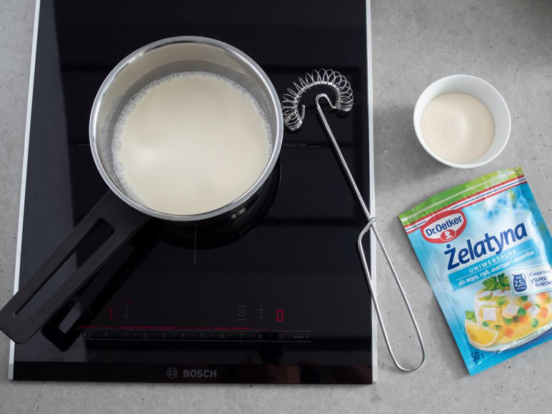 na płycie indukcyjnej bosch rondelek ze śmietanką obok żelatyna Dr.Oetkera