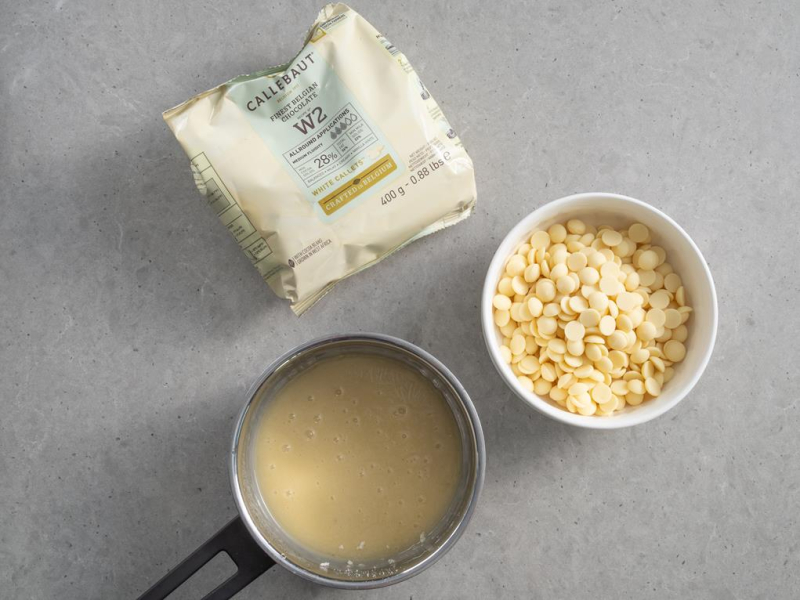 w rondelku rozpuszczona biała czekolada Callebaut