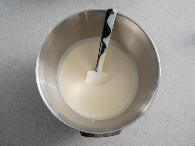 w misce masa serowa na sernik cynamonowy