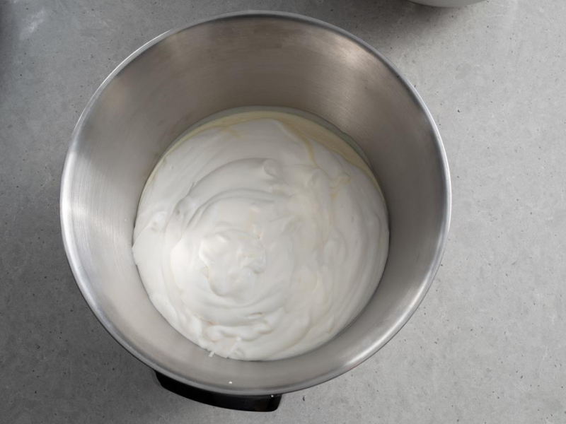 w misce masa serowa z ubitą śmietanką